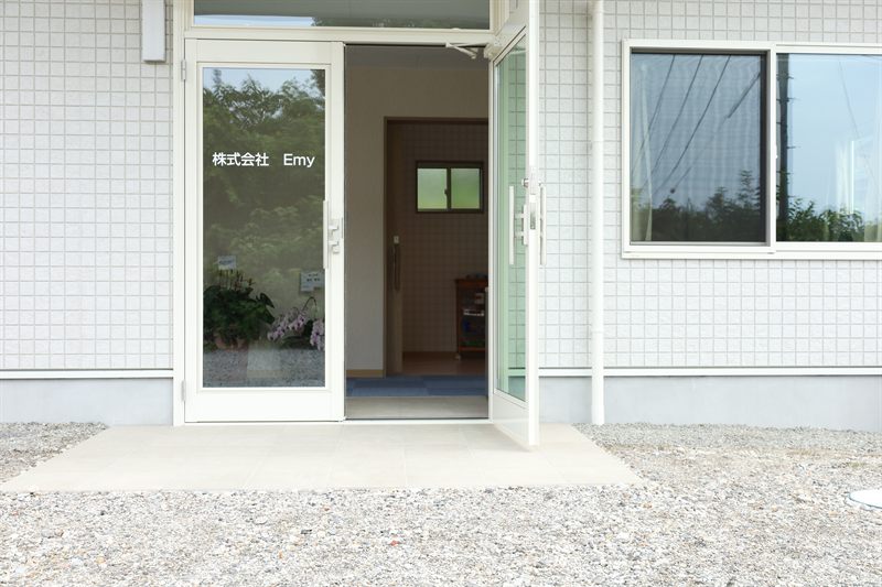 段差のないフラットな事務所の入口